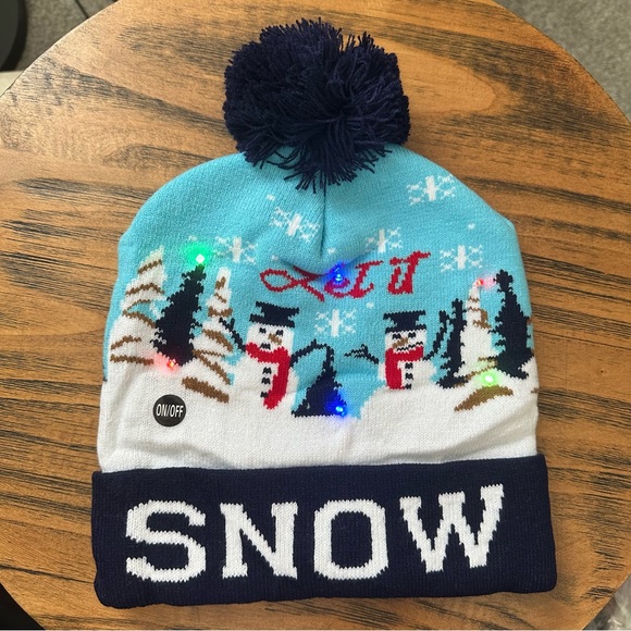 New LED Christmas Beanie With Pom Pom And 3 Flashing Modes - Picture 4 of 6